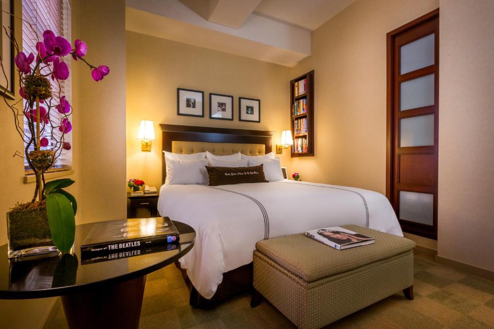 Deluxe Room with One King Bed interior