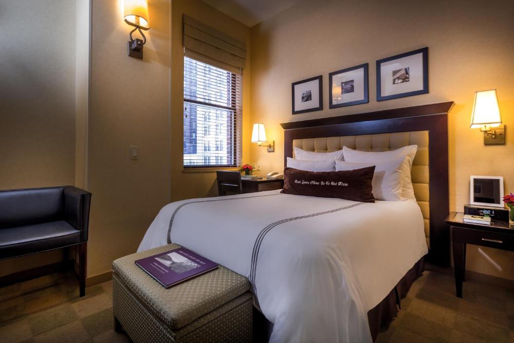Petite Room with One Full Bed interior