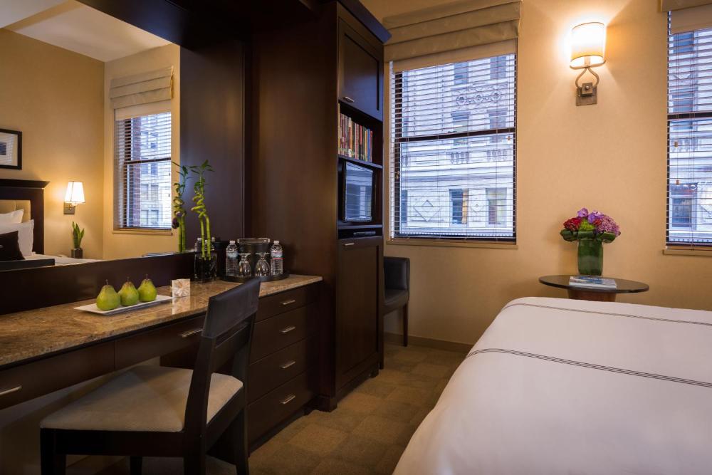 Deluxe Room with One Queen Bed interior